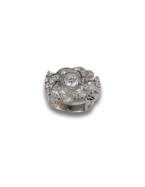 WHITE GOLD RING WITH DIAMONDS