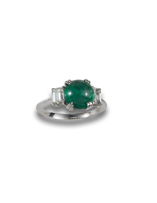 WHITE GOLD RING WITH CABOCHON EMERALD AND DIAMONDS