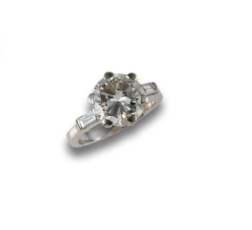 WHITE GOLD RING WITH DIAMOND