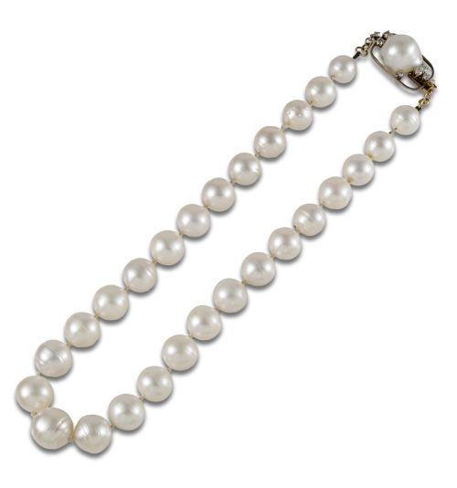 PEARL NECKLACE WITH GOLD AND DIAMOND CLASP