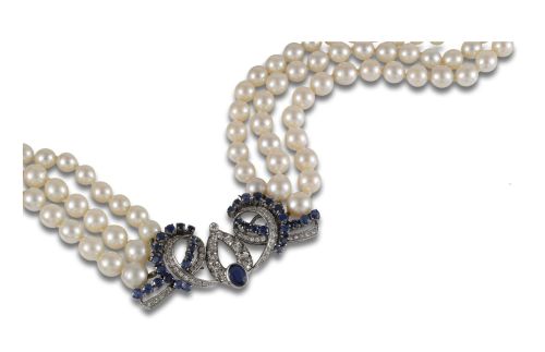 PEARL NECKLACE AND WHITE GOLD BROOCH WITH DIAMONDS AND SAPP