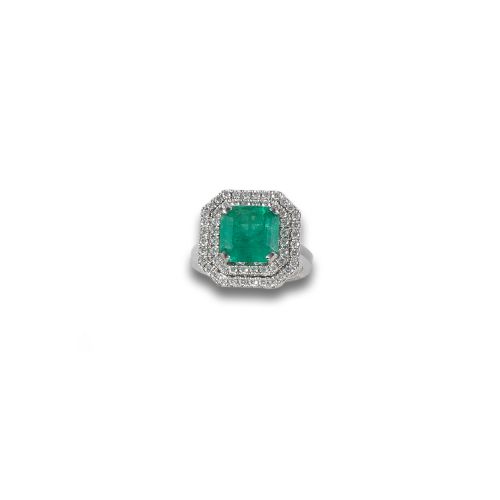 WHITE GOLD RING WITH EMERALD AND DIAMONDS