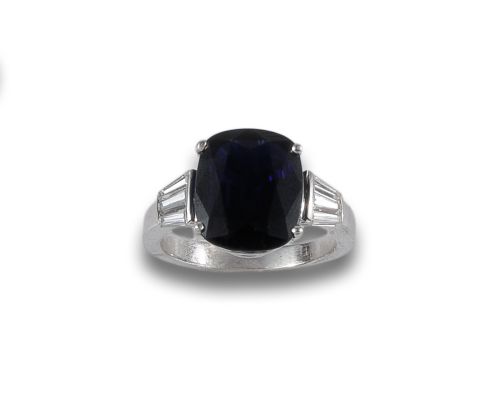 GOLD RING, 6CT SAPPHIRE AND DIAMONDS