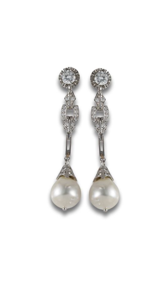 LONG EARRINGS IN GOLD, DIAMONDS AND PEARLS