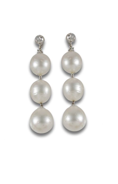 GOLD AND AUSTRALIAN PEARL EARRINGS
