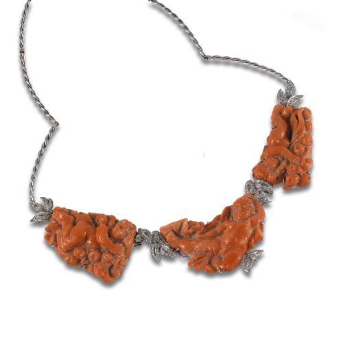 COLLAR DE ORO CON CORAL TALLADO Y BRILLANTES