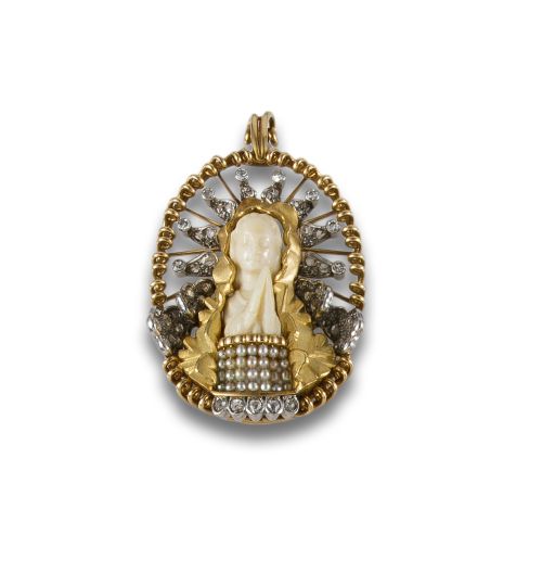 MEDALLA DE LA VIRGEN MARIA EN ORO BICOLOR CON DIAMANTES