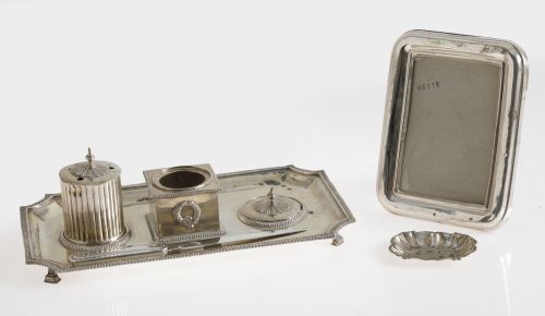 Lot of hallmarked silver consisting of a photo frame and as