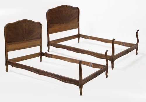 Pareja de camas de estilo Luis XV, España, med. S. XX