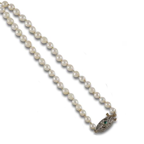 COLLAR DE PERLAS CULTIVADAS Y BROCHE DE ORO Y PLATINO 