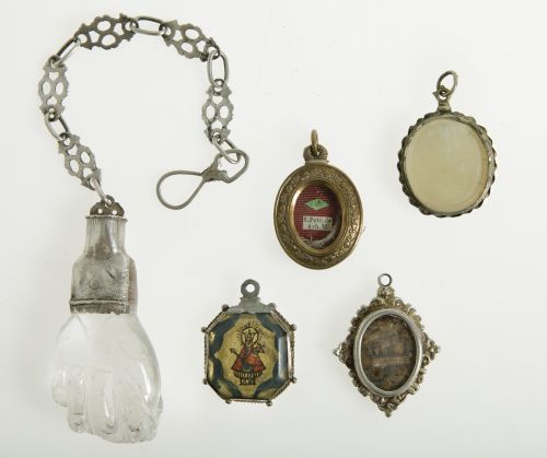 Lote compuesto por dos medallones devocionales, dos relicar