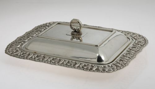 Legumbrera con tapa en plata española ley 916 S. XX.