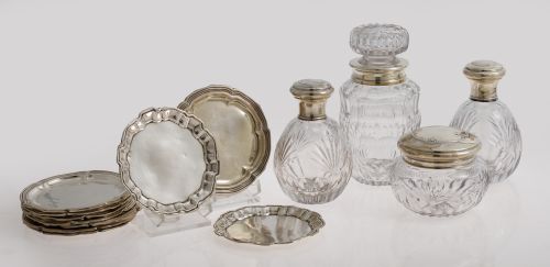 Cuatro botes de tocador de cristal tallado y tapas de plata