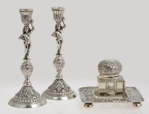 Pareja de candeleros con fuste en forma de putti de plata e