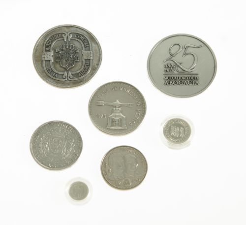 Siete monedas de plata y metal plateado de diferentes países