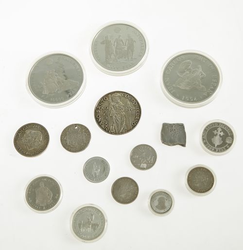 Lote de quince monedas de plata españolas de diferentes épo