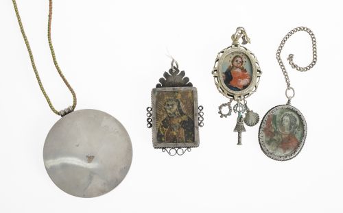 Lote compuesto por tres medallones devocionales, S.XIX