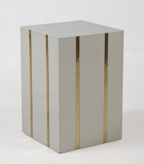 Peana de laca y latón, c. 2000