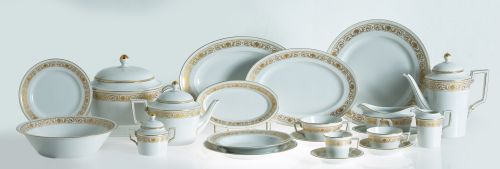 Vajilla de porcelana blanca con greca vegetal en dorado, El
