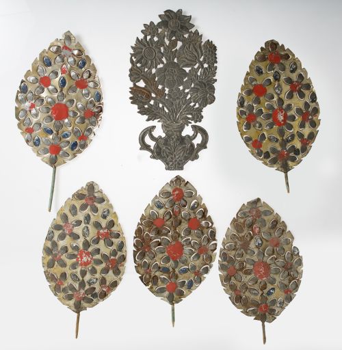 Jarrón y cuatro ramos de flores de metal recortado, S.XX