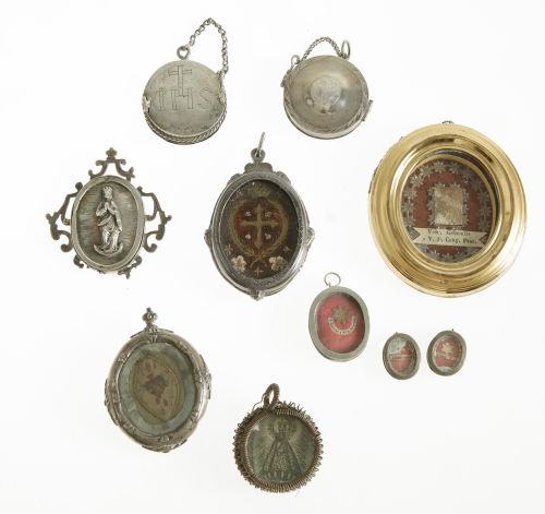 Colección de obetos devocionales de diferentes épocas