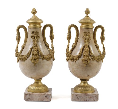 Pareja de urnas de estilo Luis XVI, Francia, S. XIX