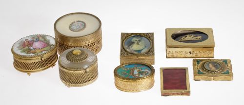 Tres cajas de metal dorado con diferentes tamaños y decorac