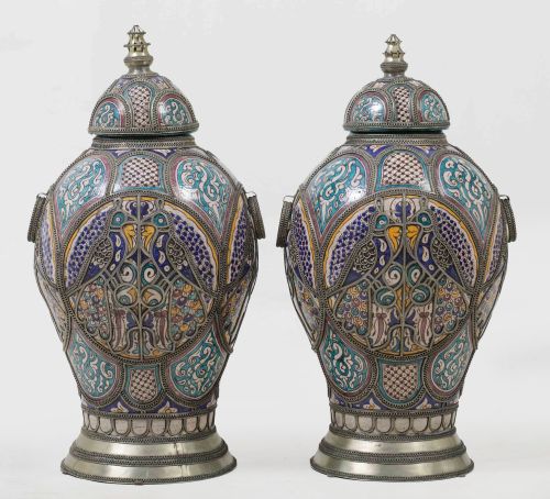 Pareja de jarrones con tapa de cerámica, Marruecos, S. XX