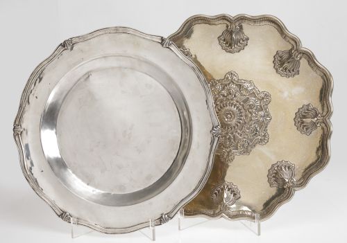 Fuente circular plata decoración relieve. 