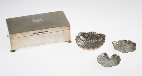 Caja y tres ceniceros de plata, diferentes manufacturas y l
