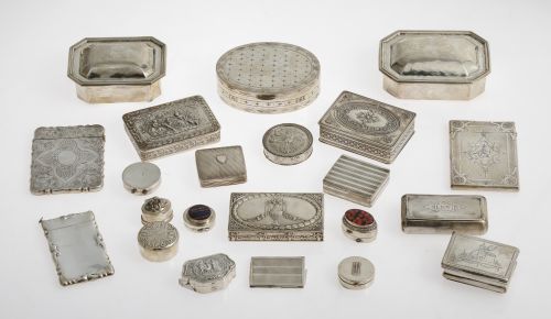  Colección de veintidós cajitas y pastilleros de plata