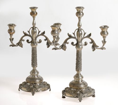 Pareja de candelabros, de tres luces, en plata española ley