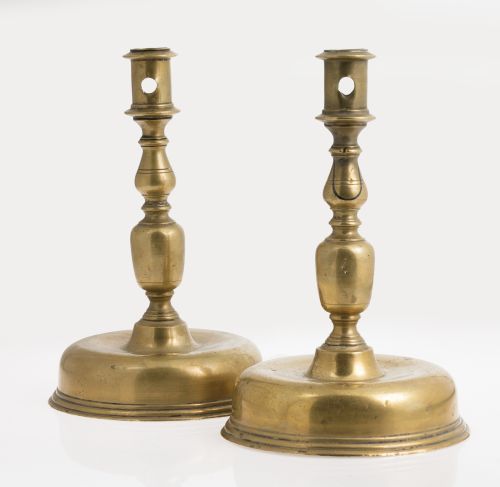 Pareja de candeleros de bronce dorado, S. XIX