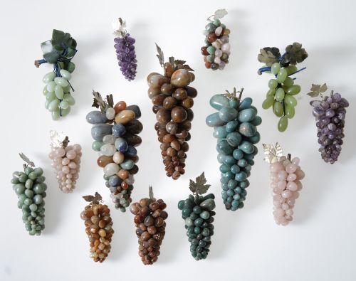 Lote de catorce racimos de uvas, c. 1960