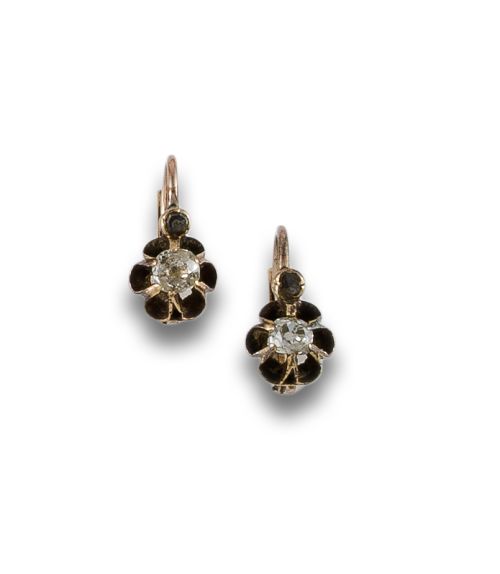 PENDIENTES DE ORO BAJO CON DOS DIAMANTES DE TALLA ANTIGUA
