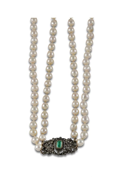 COLLAR DOS VUELTAS DE PERLA CULTIVADAS Y ESMERALDA DE ORO Y