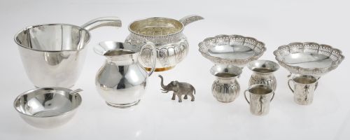 Pareja de centros y cuatro vasos pequeños de plata contrast