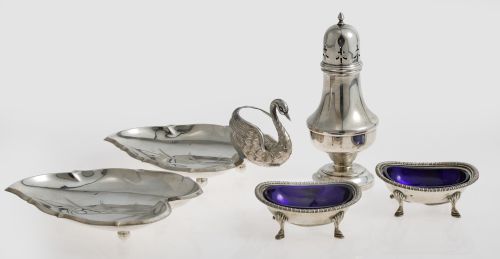 Pareja de saleros de pellizco y sugar caster de plata, S. XX