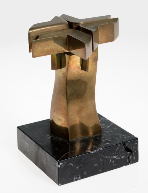 JOSÉ LUIS SÁNCHEZ, "Sin título", Escultura de bronce dorado