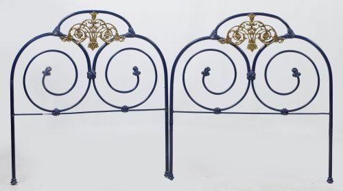 Pareja de cabeceros de metal policromado y dorado, S. XX