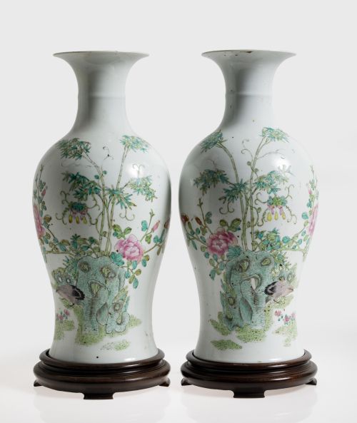 Pareja de jarrones de porcelana "familia rosa", S. XIX