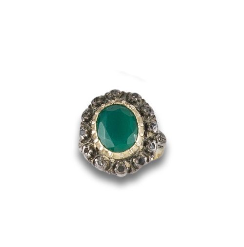 SOTIJA DE ORO Y PLATA CON DIAMANTES Y PIEDRA VERDE