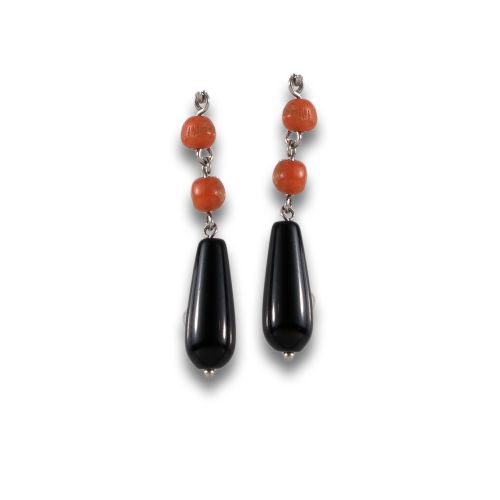 PENDIENTES DE PLATINO, CORAL Y ONIX
