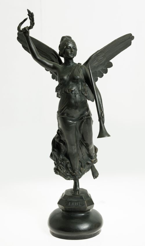 EDGAR BERTRAM MACKENNAL, "Fame", Bronce patinado