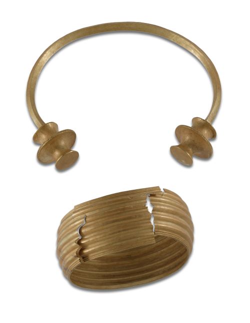 DOS TORQUES Y UN  BRAZALETE DE ORO  DE LA CULTURA CASTREXA 