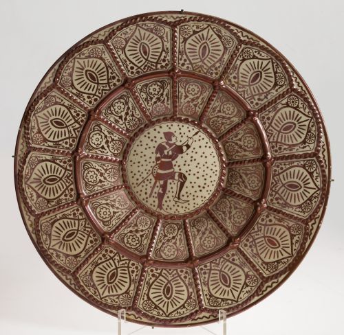 Plato de reflejo metálico siguiendo modelos del siglo XVI