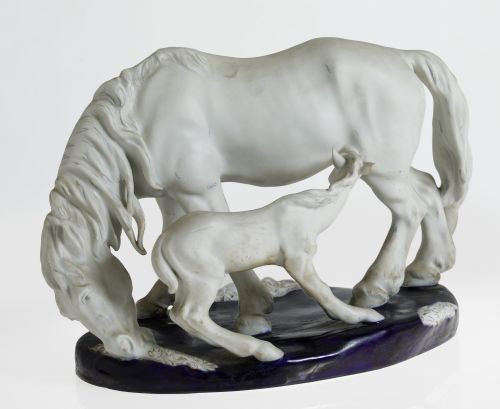 "Yegua con su potro", escultura de biscuit, Royal Dux, Bohe