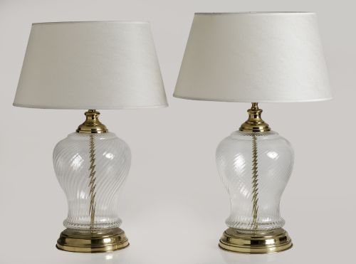 Pareja de lámparas de mesa de cristal torneado y metal dora