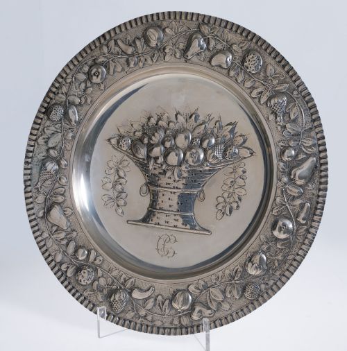 Plato de plata siguiendo modelos antiguos, S. XX