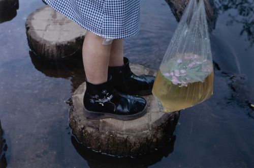 MIREYA MASO, "Niña con bolsa", 2001, Fotografía e impresión